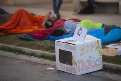 Varias personas duermen frente a la sede del Tribunal Superior de Justicia de Cataluña (TSJC)