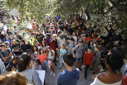 Alumnes de l'institut Joan Oró de Lleida han llegit aquest dimarts un manifest en suport a l'1-O.