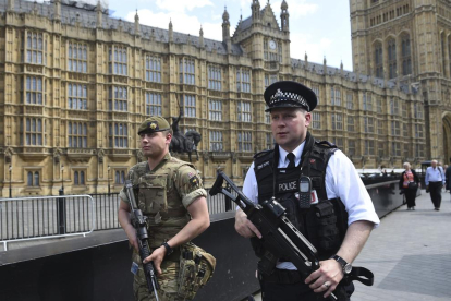 Imagen de un soldado británico y un policía patrullando por los alrededores del Parlamento de Londres.