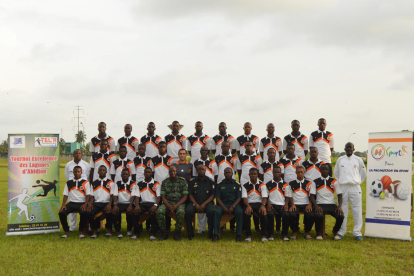 El CF Ponts, la UE Guissona y su escuela y el CF MIralcamp posan con sus respectivas aportaciones de botas destinadas a Costa de Marfil.