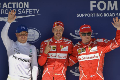 Vettel, flanqueado por Valtteri Bottas y su compañero en Ferrari Kimi Raikkonen.