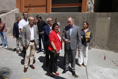 Bassa i l’alcalde, Jordi Ignasi Vidal, durant la visita a Balaguer.