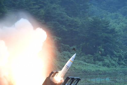 Imatge del míssil llançat per Corea del Nord divendres, que va caure en aigües japoneses.