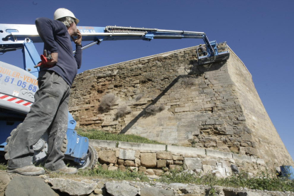 Les obres de consolidació d’un tram de muralla sota la Llengua de Serp, al Turó de la Seu Vella.