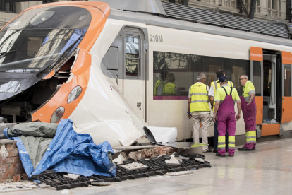 Tècnics de Renfe avaluant els danys del tren accidentat.