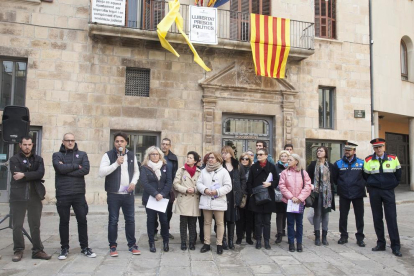 La Marea Lila de Lleida va organitzar ahir una concentració a la plaça Sant Francesc i una marxa amb espelmes.