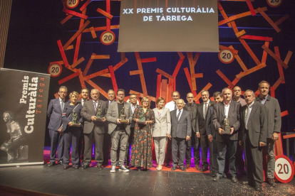 Imatge dels premiats i les autoritats, ahir, després de la celebració de la gala.