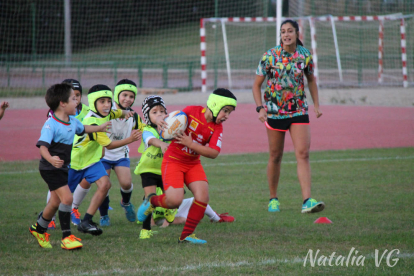 Un grupo de niños de la escuela de rugby del club Inef Lleida.