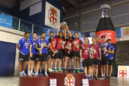 Los jugadores del DKV Borges alzan el título de Copa del Rey después de superar al UCAM Cartagena.
