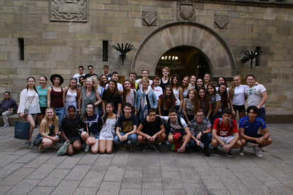 Imatge dels alumnes noruecs que, juntament amb els seus companys de l’institut Josep Lladonosa, van visitar l’ajuntament de Lleida.
