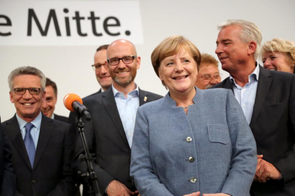 Merkel insiste en su voluntad de “recuperar” votantes de la AfD sin girar a la derecha.