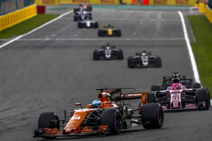 Fernando Alonso, en una acción de la carrera de ayer, en la que volvió a sufrir con el motor de su coche y acabó abandonando.