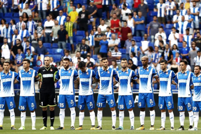 Los jugadores del Espanyol, durante el minuto de silencio.