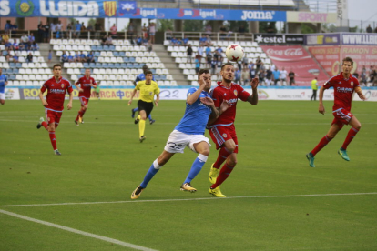 Nierga pugna amb un jugador del Deportivo Aragón en una de les jugades del partit d’ahir al Camp d’Esports.
