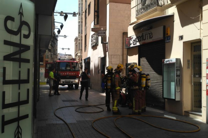 Efectius dels Bombers ahir a la gelateria de la plaça de la Sal afectada pel fum.