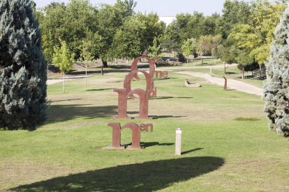 Vista del Parc Riella de Agramunt, que cuenta con diferentes obras escultóricas. 