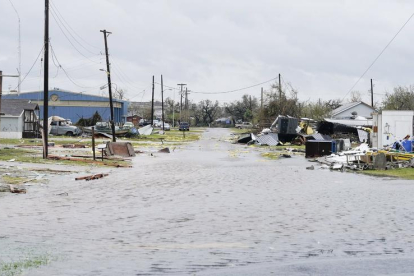 Un carrer de la població de Rockport, Texas, devastat pel pas de l’huracà Harvey.
