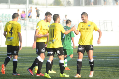 El centrecampista del Lleida Mustapha refusa la pilota davant d’un jugador del Cerdanyola.