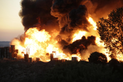 Van cremar palets i residus i la virulència de les flames va provocar una densa columna de fum.