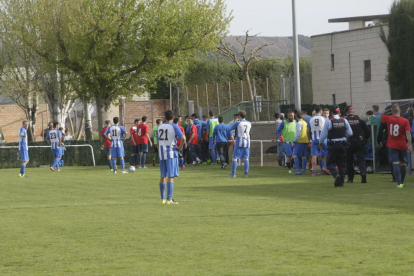 Jugadors del Blocs Joan Carles, al fons, van envoltar el col·legiat diumenge a Artesa de Lleida.