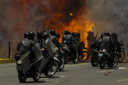Una explosió al mig de diversos policies motoritzats va deixar almenys un d’ells ferit, ahir a Caracas.