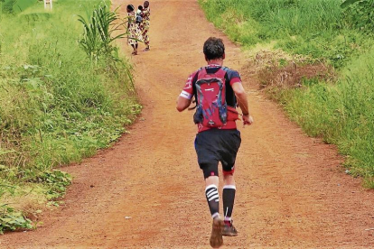 Arcadi Climent, en un momento de reposo durante su expedición en solitario al Parque Nacional de Loango, en Gabón.