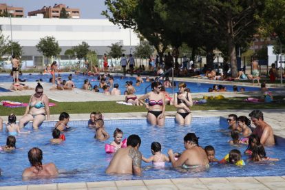 Usuarios ayer en las piscinas municipales del barrio de Balàfia. 