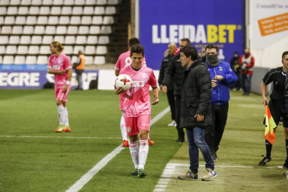 Gerard Albadalejo, con un jugador del Hércules, en un momento del partido de ayer.