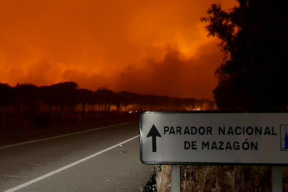 El incendio declarado en el paraje La Peñuela de Moguer (Huelva) ha entrado en el Espacio Natural de Doñana.