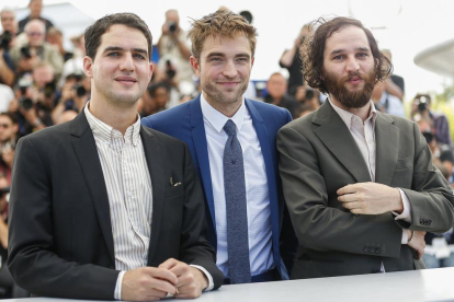 Robert Pattinson con los directores Benny Safdie (izq) y Josh Safdie.
