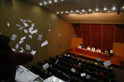 Els estudiants assistents a l’acte van llançar paperetes del referèndum una vegada el manifest final va ser aprovat pel claustre.