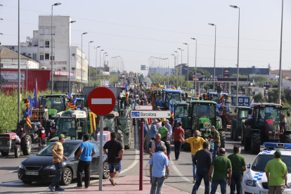 Los payeses leridanos sacaron los tractores el sábado en protesta por la represión de Madrid contra el referéndum.