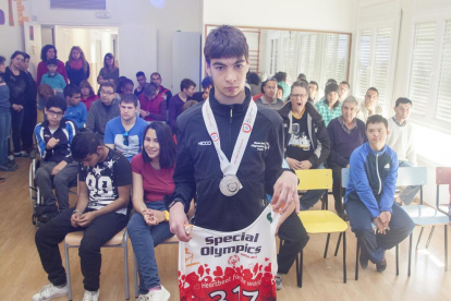 La Escola Alba recibe a Puiggener, plata en los Juegos Special Olympics