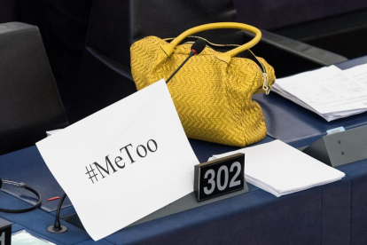 Un cartel con la etiqueta #MeToo ayer en el debate sobre el acoso sexual en el Parlamento Europeo. 