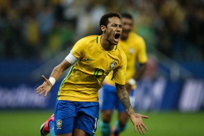 Neymar celebra el seu espectacular gol davant de Paraguai.