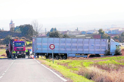 Un camión se salió de la vía ayer entre Bellmunt d’Urgell y Penelles sin provocar daños personales.