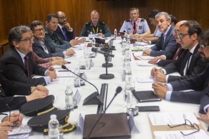 Imagen de la reunión entre las autoridades en el  Aeropuerto de Barcelona -El Prat.