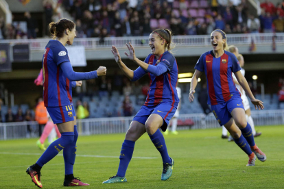 Vicky Losada, Patricia Guijarro i Alèxia Putellas celebren el primer gol de les blaugranes.