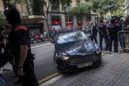 El vehicle que condueix el major dels Mossos, Josep Lluís Trapero, a la seva arribada a la reunió de comandaments policials convocada per la Fiscalía.