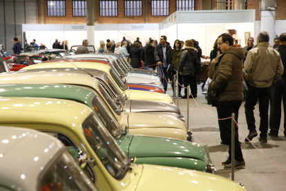 Una exposición de vehículos Seat 600, coincidiendo con el 60 aniversario de su salida a la venta, fue uno de los atractivos de la feria.