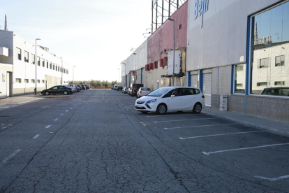 Imagen del pavimento en mal estado en el polígono industrial de Torrefarrera.
