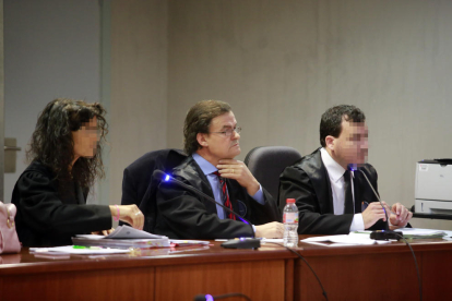 El abogado acusado, en el centro, ayer en la Audiencia de Lleida. 