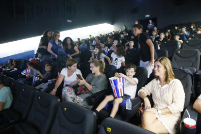 Espectadores en una sala del complejo JCA Alpicat el pasado día 16.