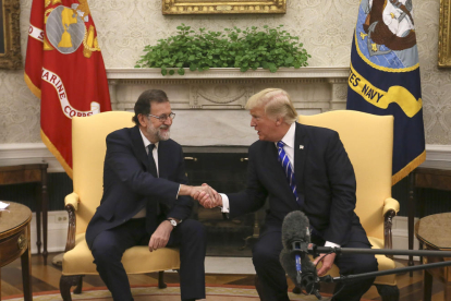 Mariano Rajoy i Donald Trump es donen la mà ahir abans de la trobada a la Casa Blanca.