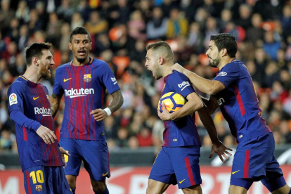 Messi, Paulinho y Luis Suárez felicitan a Jordi Alba tras marcar el tanto que evitaba la derrota en Mestalla.