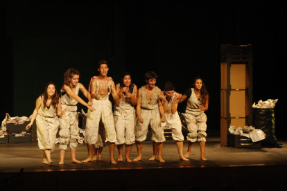 La compañía del Aula de Teatre La Inestable 21 ofreció en el Escorxador la última representación de ‘Q’.