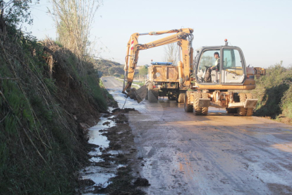Maquinaria trabajando para poder abrir la carretera entre Montoliu de Lleida y Albatàrrech.