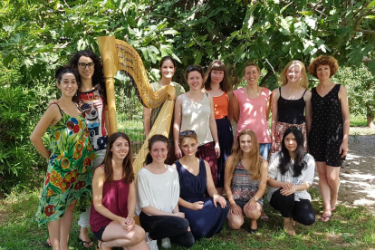 Foto de grup de les alumnes del curs internacional d’arpa, amb Berta Puigdemasa (a l’esquerra).