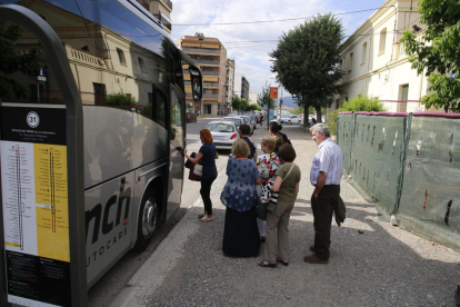 Passatgers agafant ahir l’autobús alternatiu al tren entre Balaguer i la Pobla de Segur.