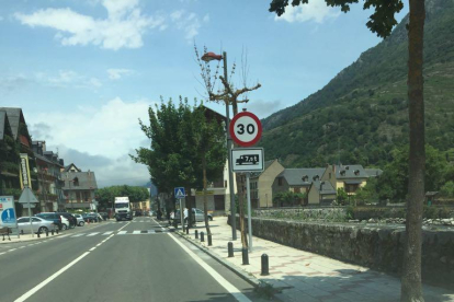 Un dels nous senyals a Bossòst que limita la velocitat dels camions a 30 km/h a la travessia.